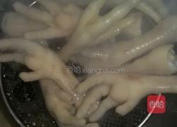 蒜蓉辣酱炒鸡爪的做法图解1