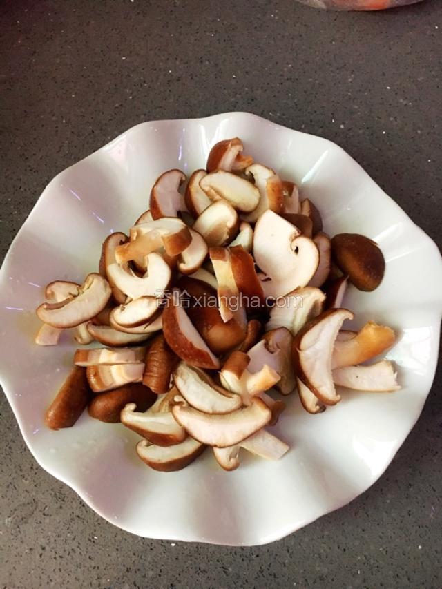将香菇每朵切成三、四片的小块。