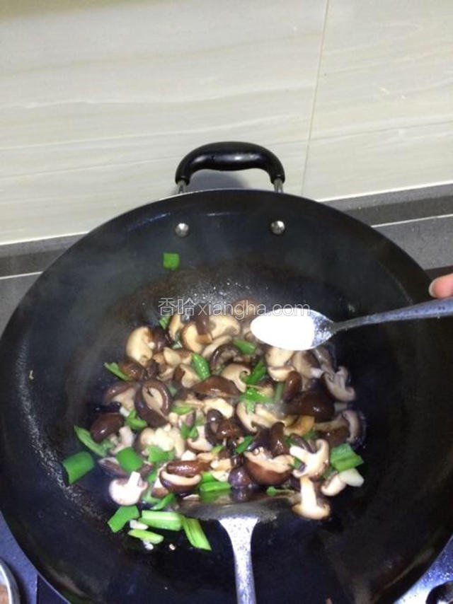 炒至香菇出汁水，加入适量盐调味。