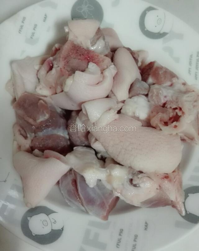 买回来的猪蹄洗干净，把毛去掉。