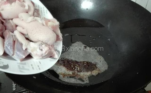 化开的白糖变成棕色后把猪蹄倒下去快速翻炒成糖色。