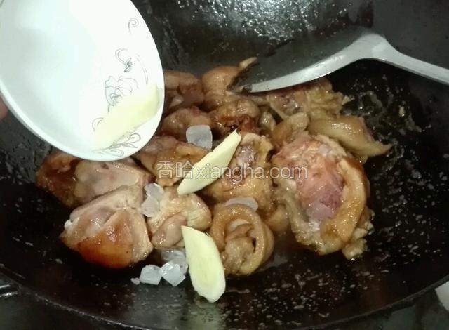 冰糖和生姜片倒下去翻炒均匀。