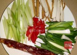 腊肠炒香干的做法图解1
