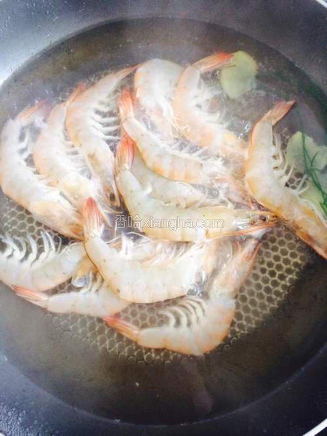 水开后放虾，待水在开时，再煮约30秒左右出锅。