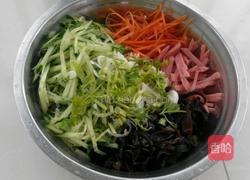 凉拌木耳火腿黄瓜丝的做法图解3