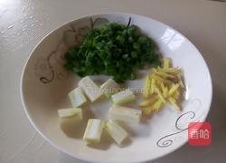 土豆炖鸡肉的做法图解1