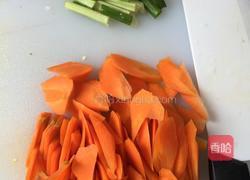 胡萝卜炒木耳的做法图解2