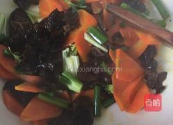 胡萝卜炒木耳的做法图解7
