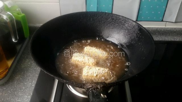 锅中放适量食用油，油五成时，把沾满燕麦片的香蕉放入，炸至表面微黄即可捞出