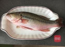 清蒸鲈鱼的做法图解1