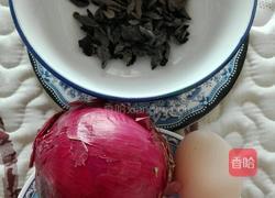 木耳洋葱炒鸡蛋的做法图解1