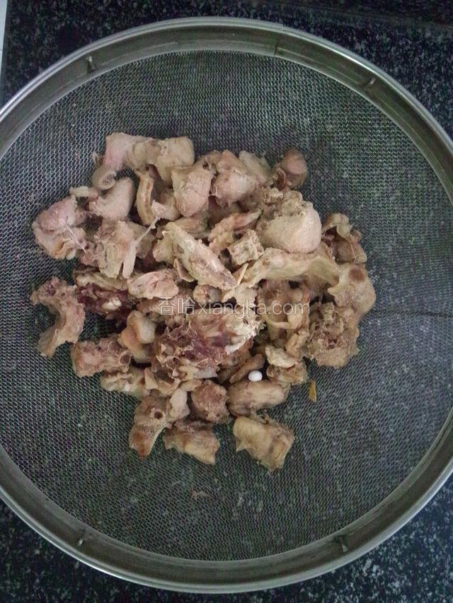 把切块的兔肉过水后再滤干