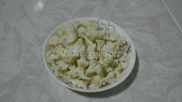 菜花掰小朵清洗净放入盘中待用。