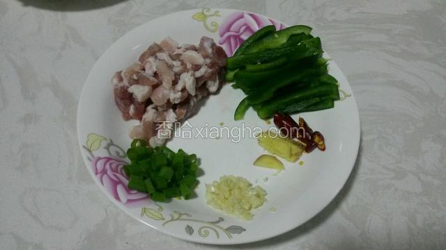 准备好葱、姜、蒜、青椒、干辣椒，肉切丁。