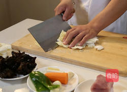 白菜猪肉炒木耳的做法图解1