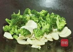 西兰花炒杏鲍菇的做法图解7