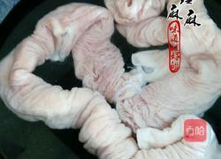 尖椒炒大肠的做法图解1