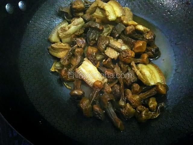 煮到锅里汤汁逐渐浓稠，姬松茸和五花肉相互混合彼此香味。