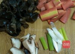 香菇炒木耳胡萝卜的做法图解1