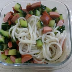 青瓜脆皮肠伴桂林米粉的做法[图]