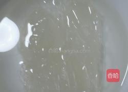 白菜莲花粉丝汤的做法图解2