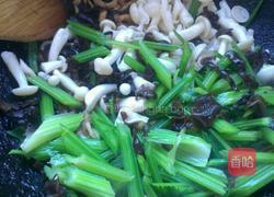 芹菜 白玉菇的做法图解5