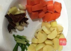 土豆焖牛肉的做法图解1