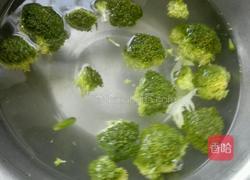 西蓝花凉拌木耳的做法图解1