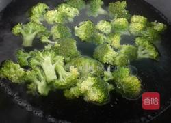 西蓝花凉拌木耳的做法图解2