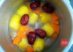 胡萝卜玉米排骨汤的做法图解5