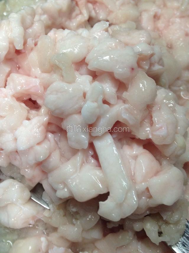 猪板油洗净控干水，用干净塑料袋装着放冰箱冷冻室稍微冻硬，拿出切成小丁。