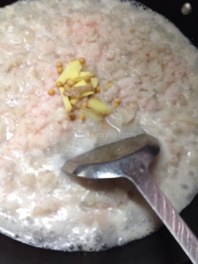 炒锅放入猪油丁，加一大碗冷水，大火烧开，改中火熬煮。
