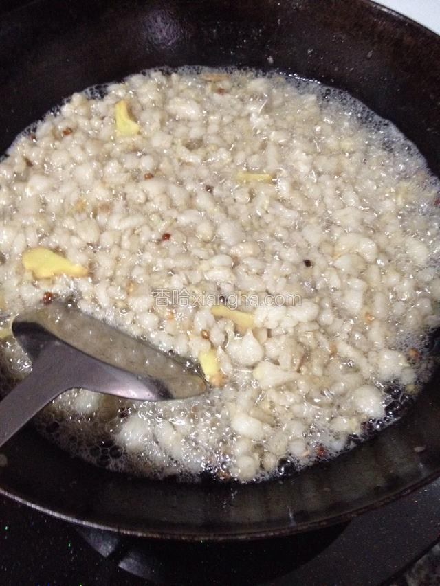 煮至奶白色的油汤开始变清，改小火炼熬。