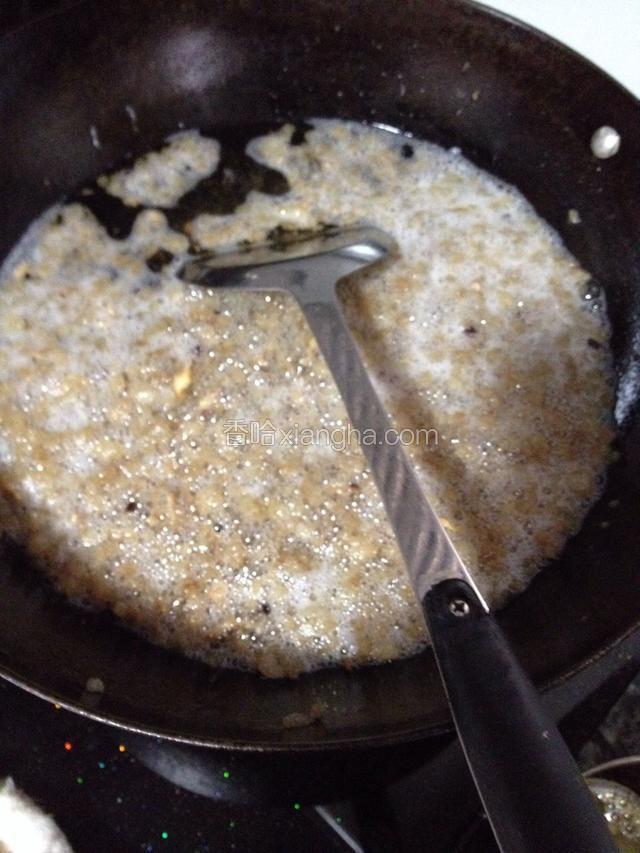 炼至油渣浮面，汤变成清澈的油，就可捞出油渣。