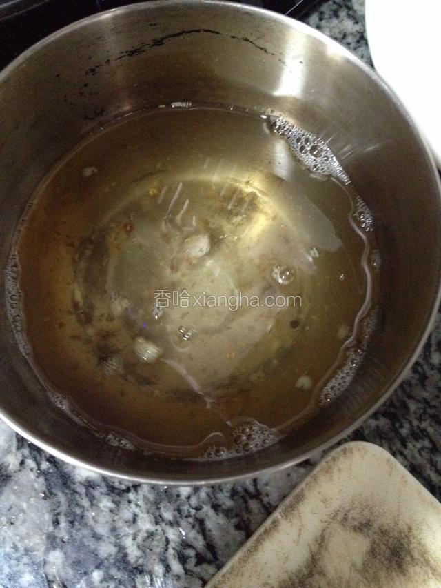 舀出猪油装进容器。