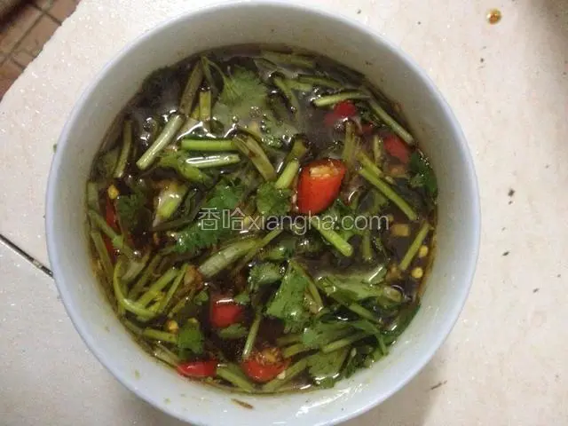 将（油、盐、辣椒、香菜、蒜蓉、醋、酱油、胡椒油、鸡粉）放在碗里调料