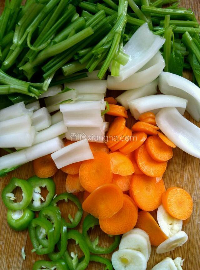 菠菜棒，烧菜棒切段，红萝卜切圆片，尖椒切圈圈，大蒜切片，姜切丝。