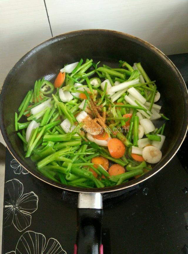 开火锅里放油，放花椒，放蒜瓣炒出香味，我切好的，菜棒，红萝卜一起放进锅中饭炒五分钟！