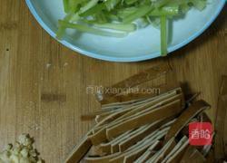 芹菜炒豆干的做法图解1