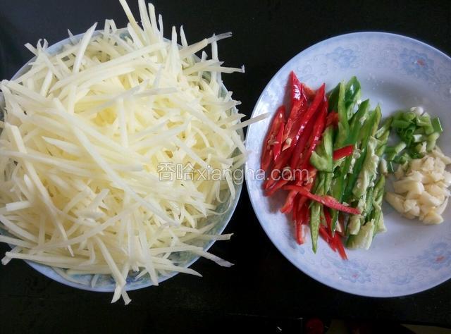 土豆切丝，青红椒切丝，香葱切段，大蒜切蒜末