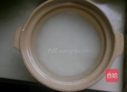 胡萝卜瘦肉煲仔饭的做法图解1