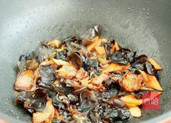白菜片木耳炒肉的做法图解4