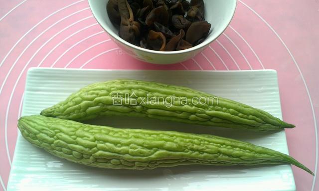 准备食材，苦瓜，木耳