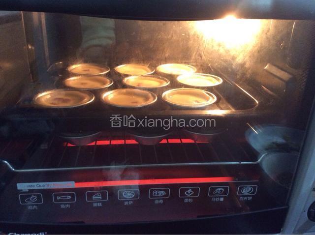 把蛋挞放入烤箱中层，上下火190度25分钟。