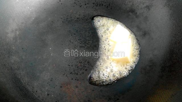 锅中放入黄油小火融化。