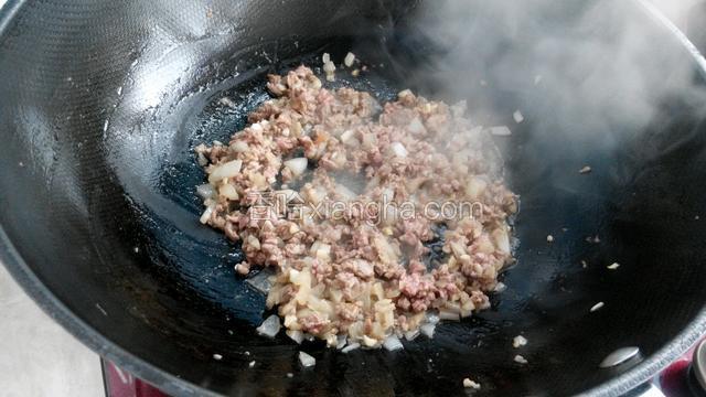 再放进牛肉翻炒。