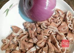 洋葱炒大肠的做法图解1