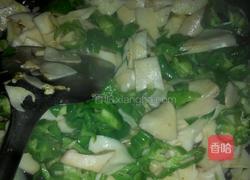 杏鲍菇炒青椒的做法图解4