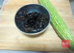 木耳炒苦瓜的做法图解1