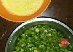 青椒炒鸡蛋的做法图解1